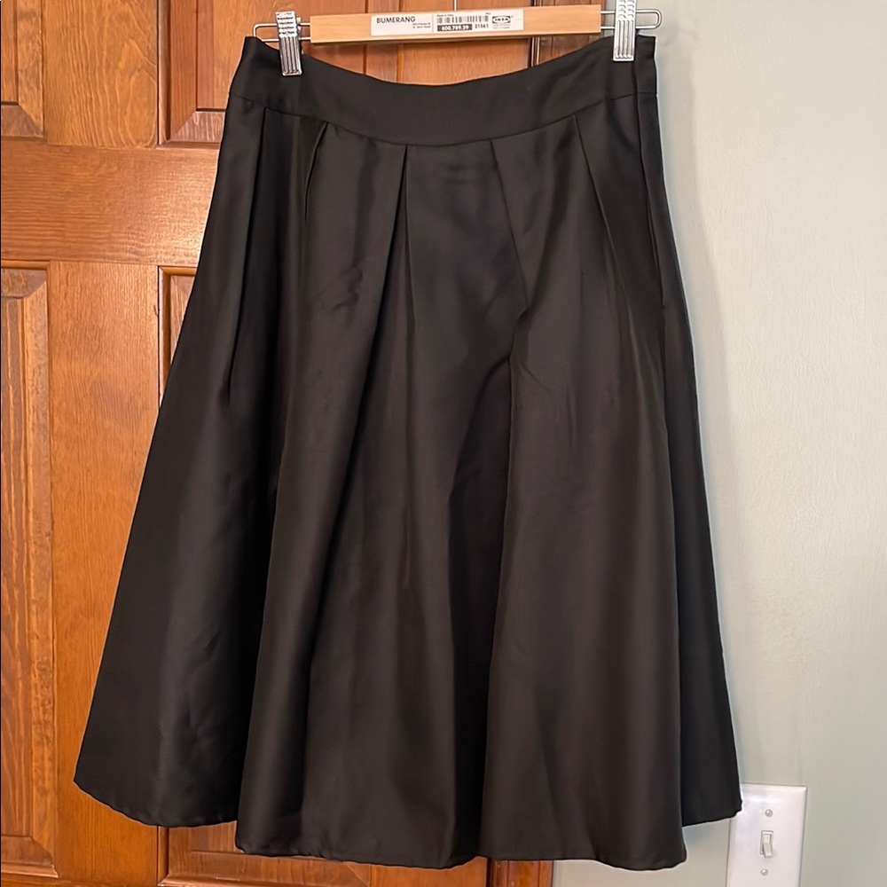 Elegant Black Midi A-Line Skirt with Pleats - Picture 3 of 4
